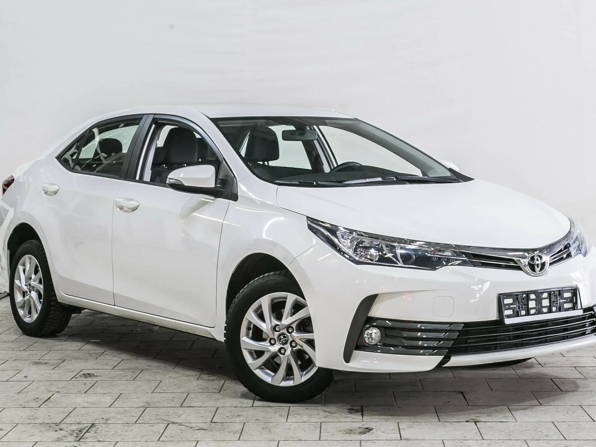 Toyota Corolla, XI (E160, E170, E180) Рестайлинг 1 — фото 1